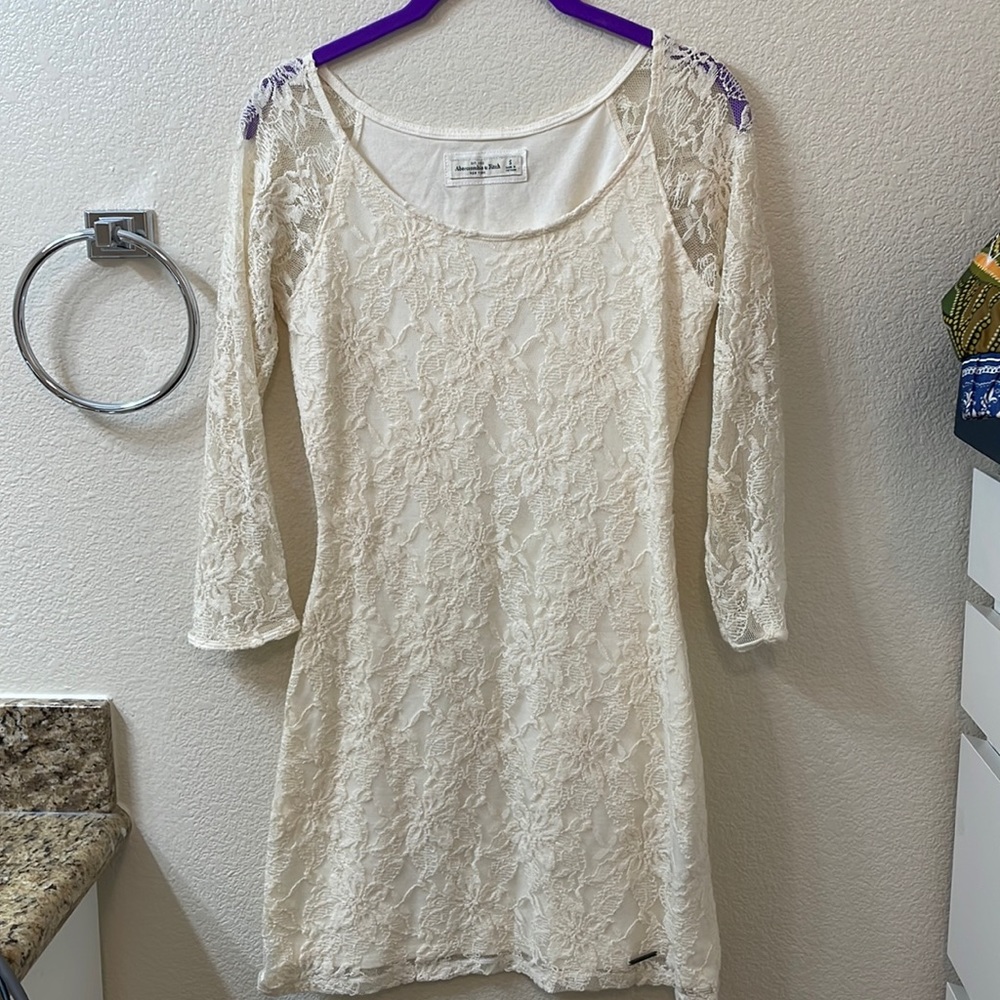 Never worn white lace body con S